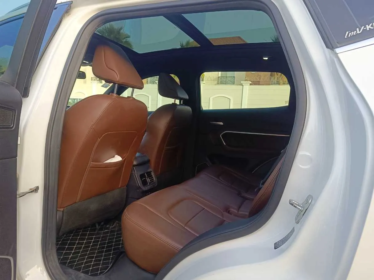 Car image 18
