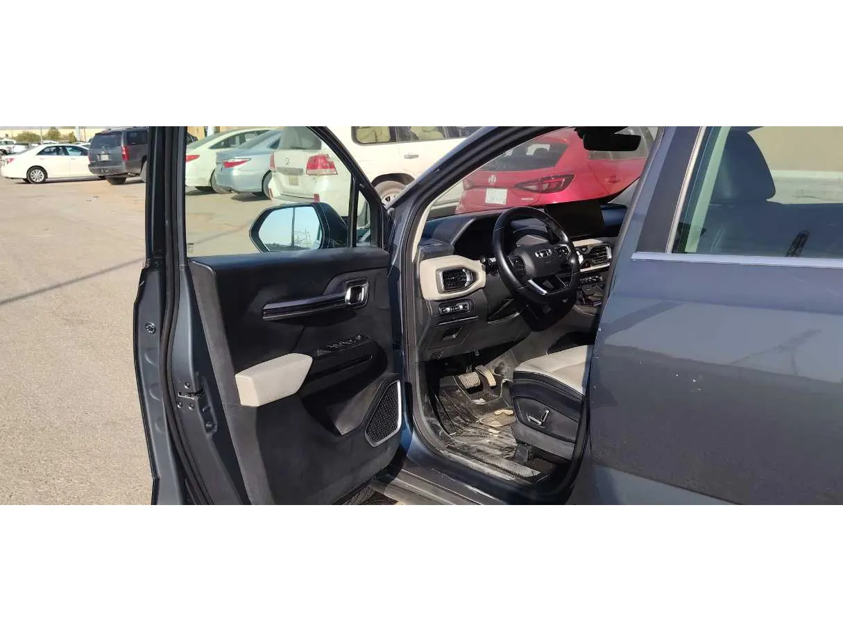 Car image 12