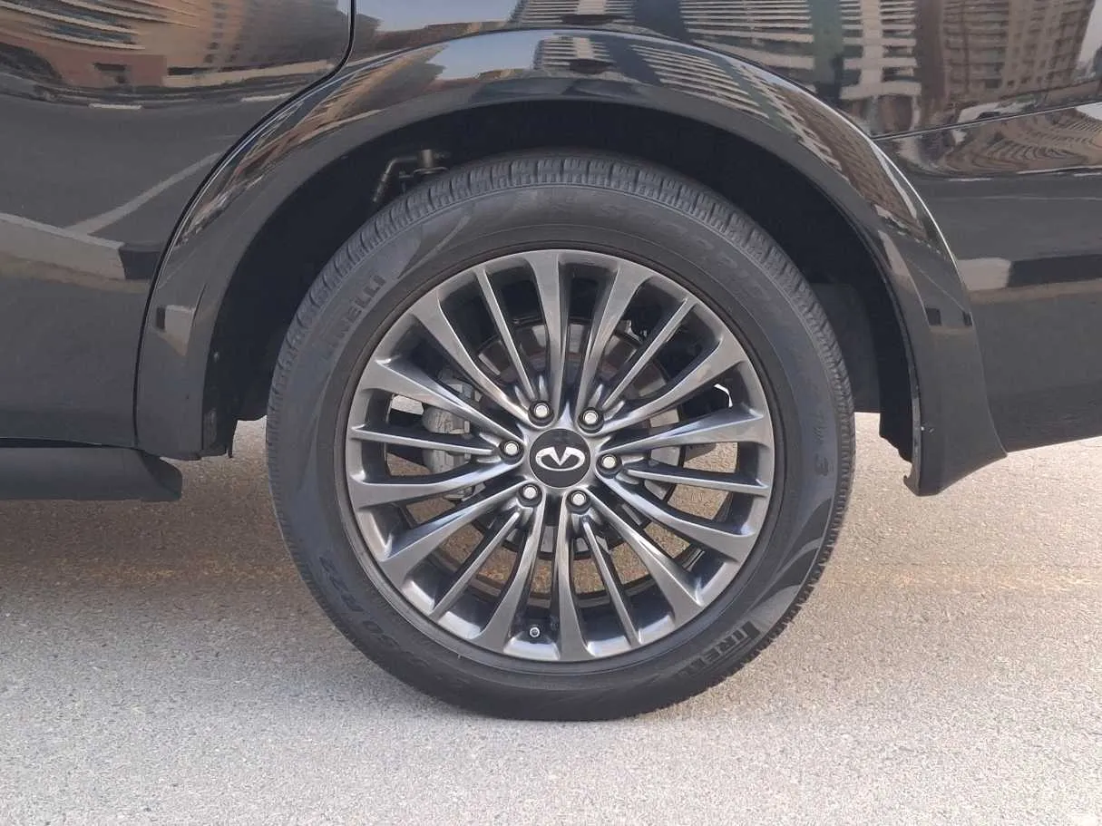 Car image 9