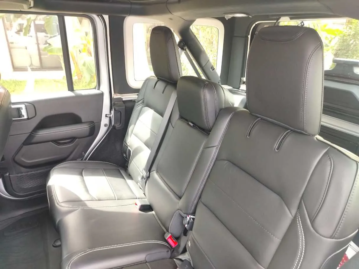 Car image 18