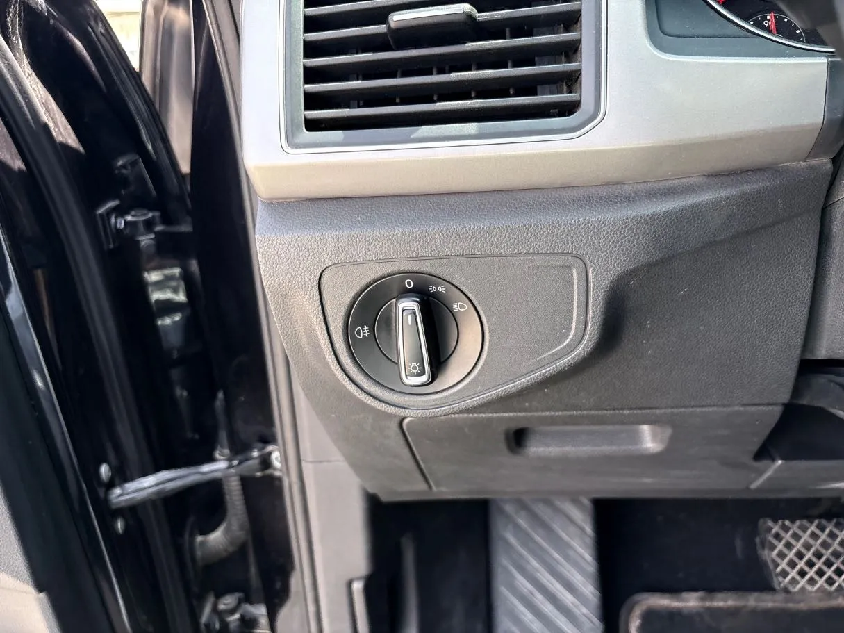Car image 27