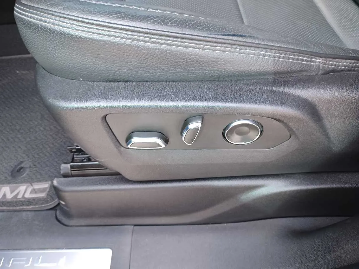 Car image 22