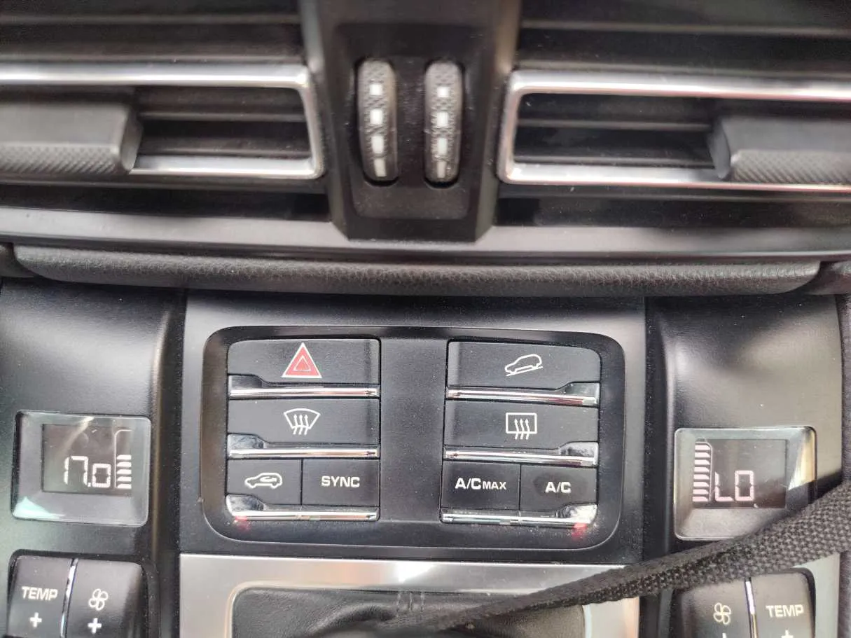 Car image 27