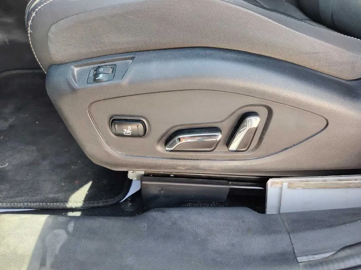 Car image 29