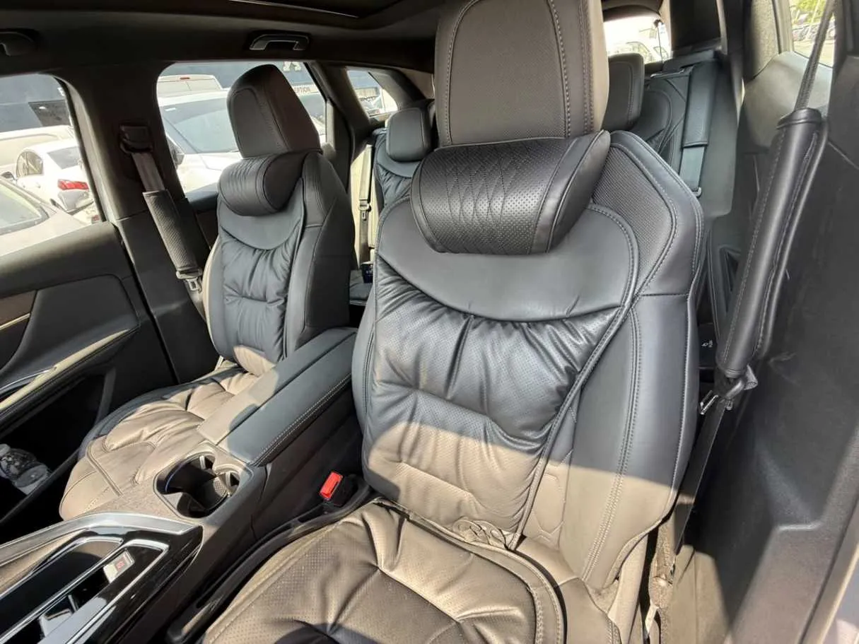 Car image 7