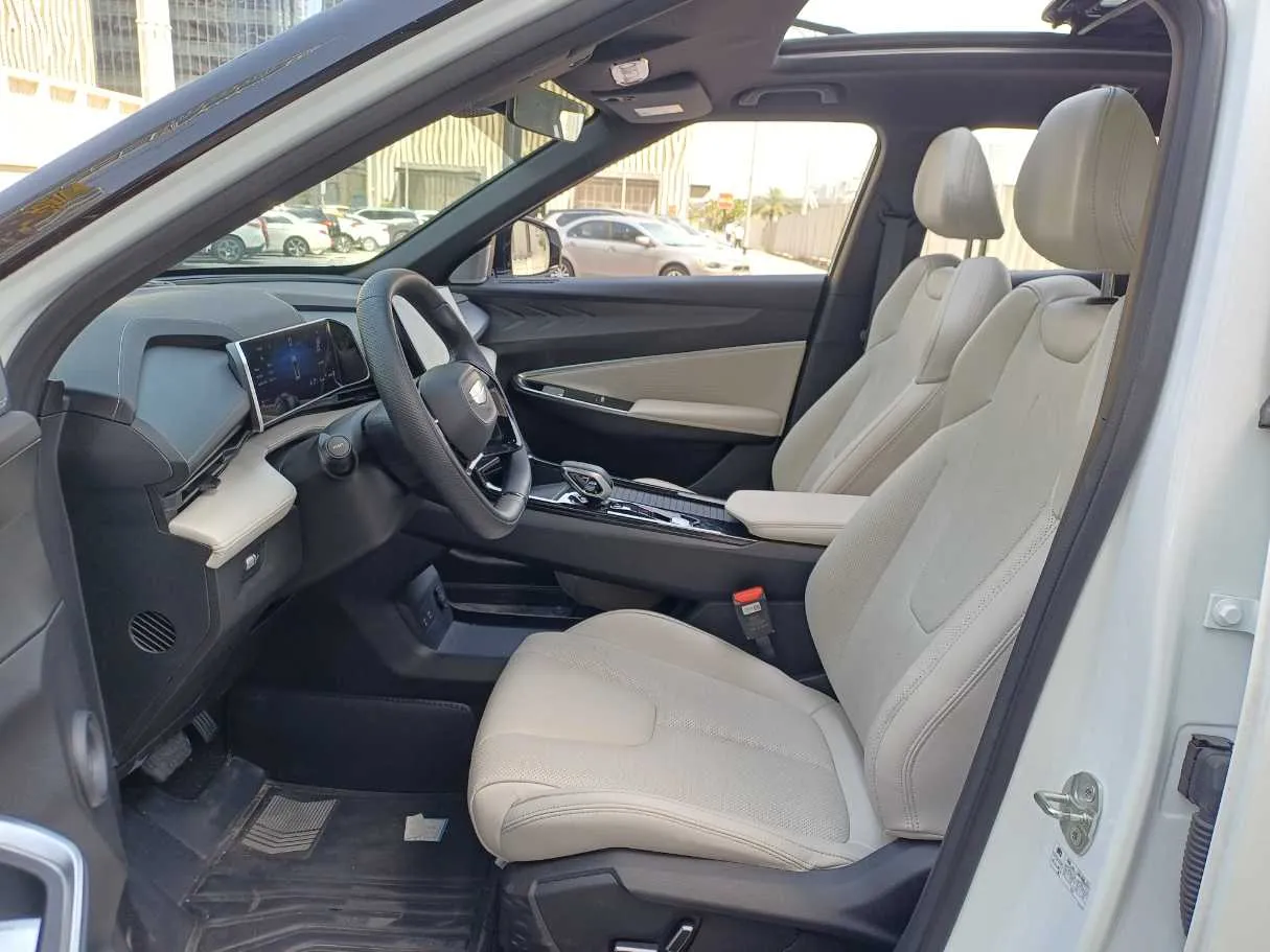 Car image 12