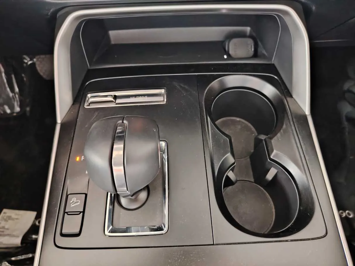 Car image 25
