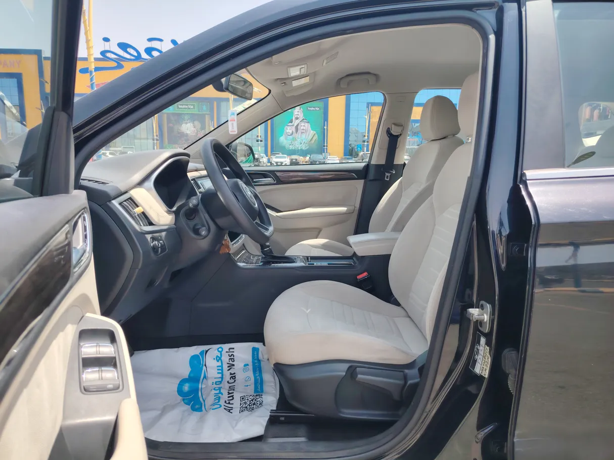 Car image 11