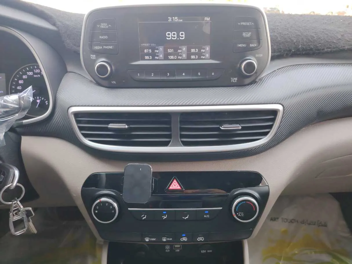 Car image 19