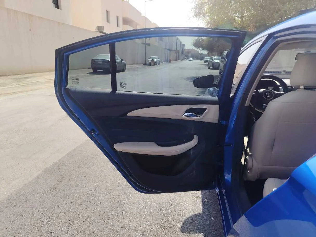 Car image 15