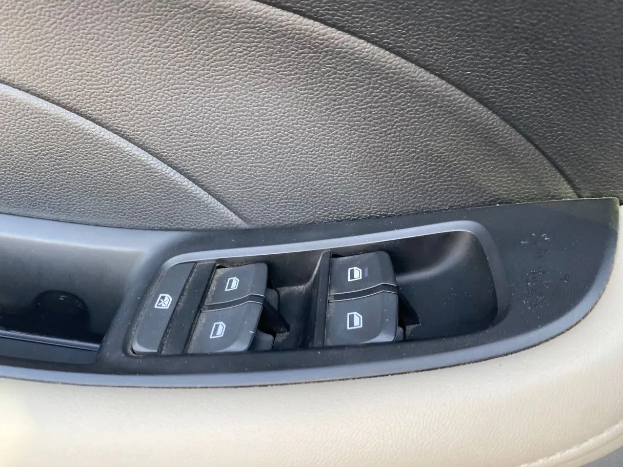 Car image 27