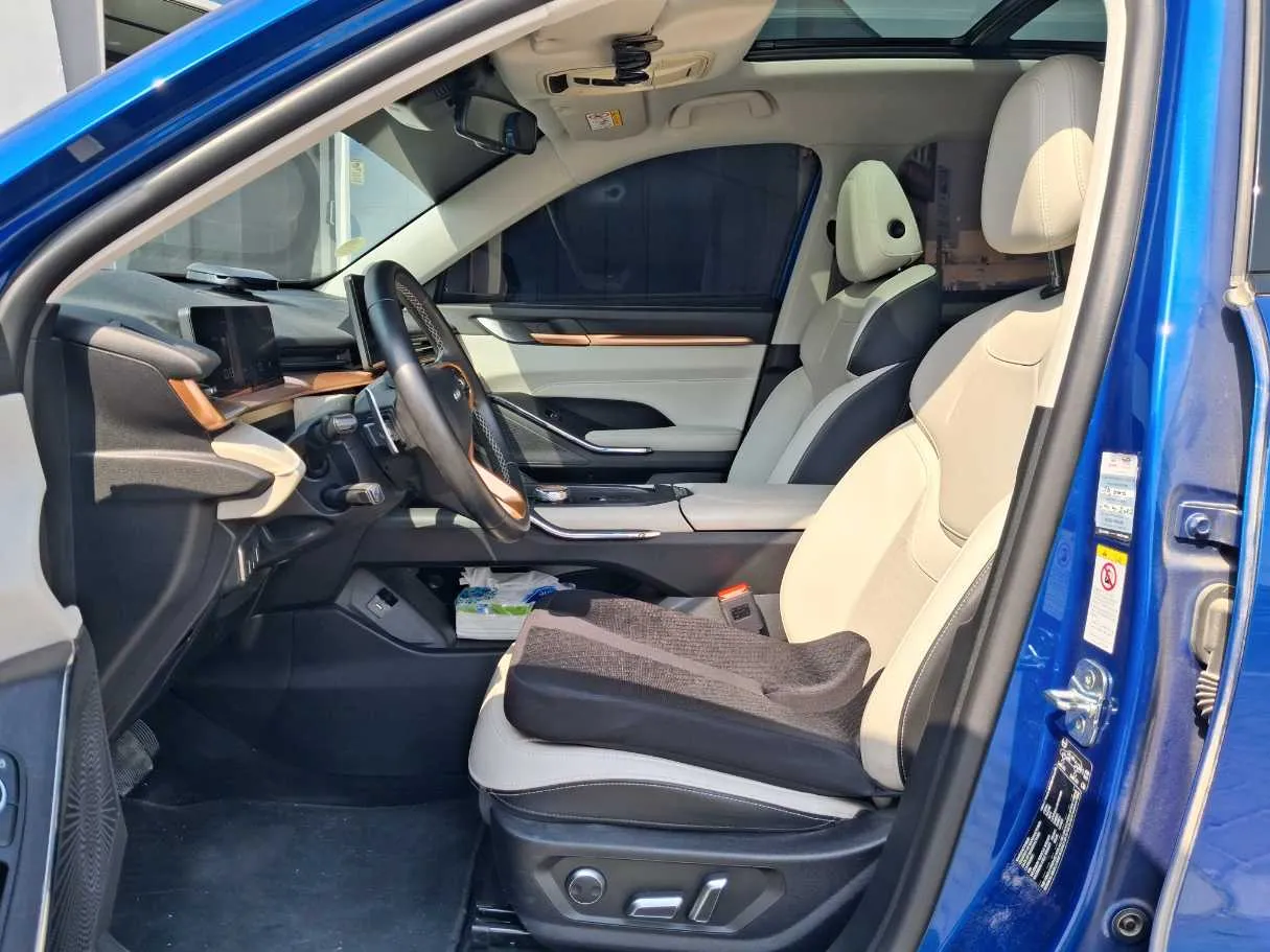 Car image 12