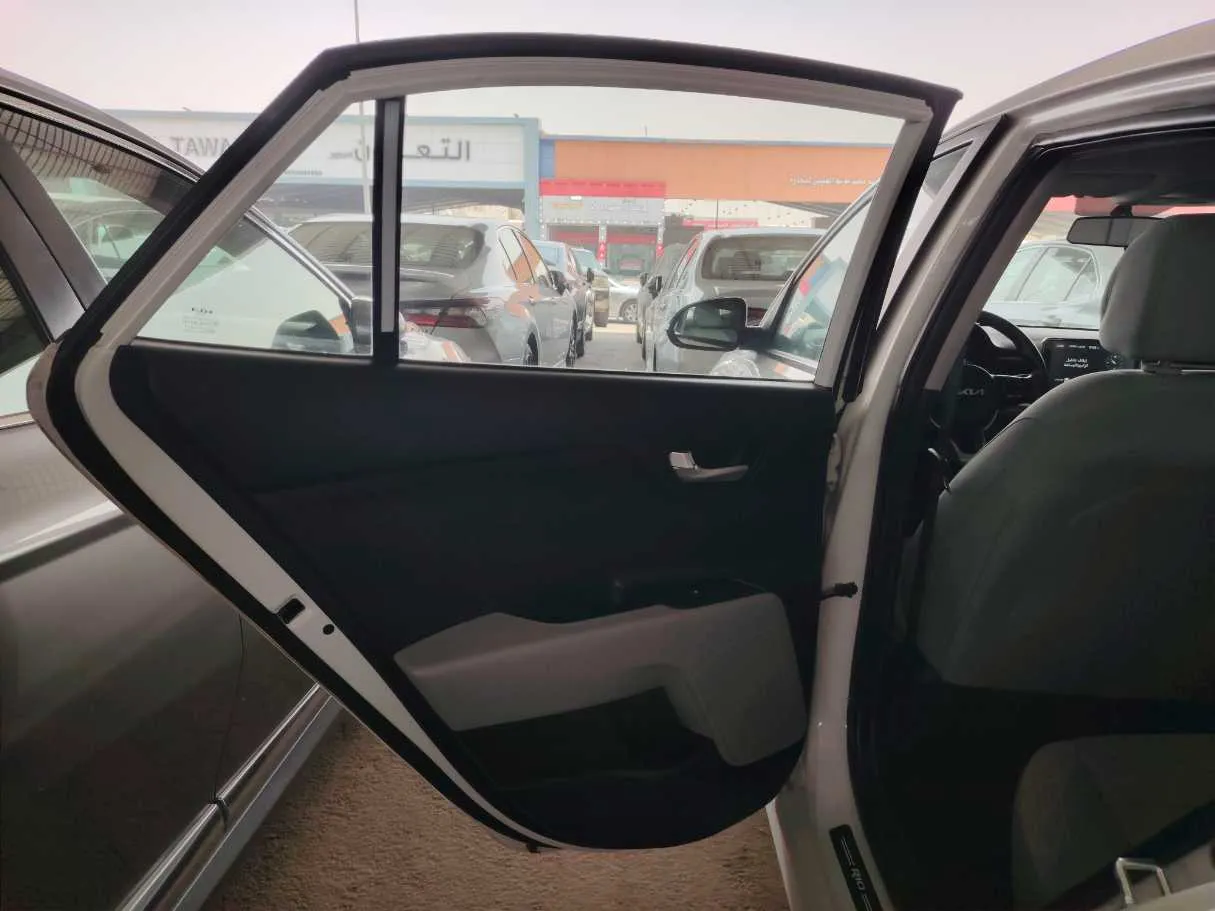 Car image 18