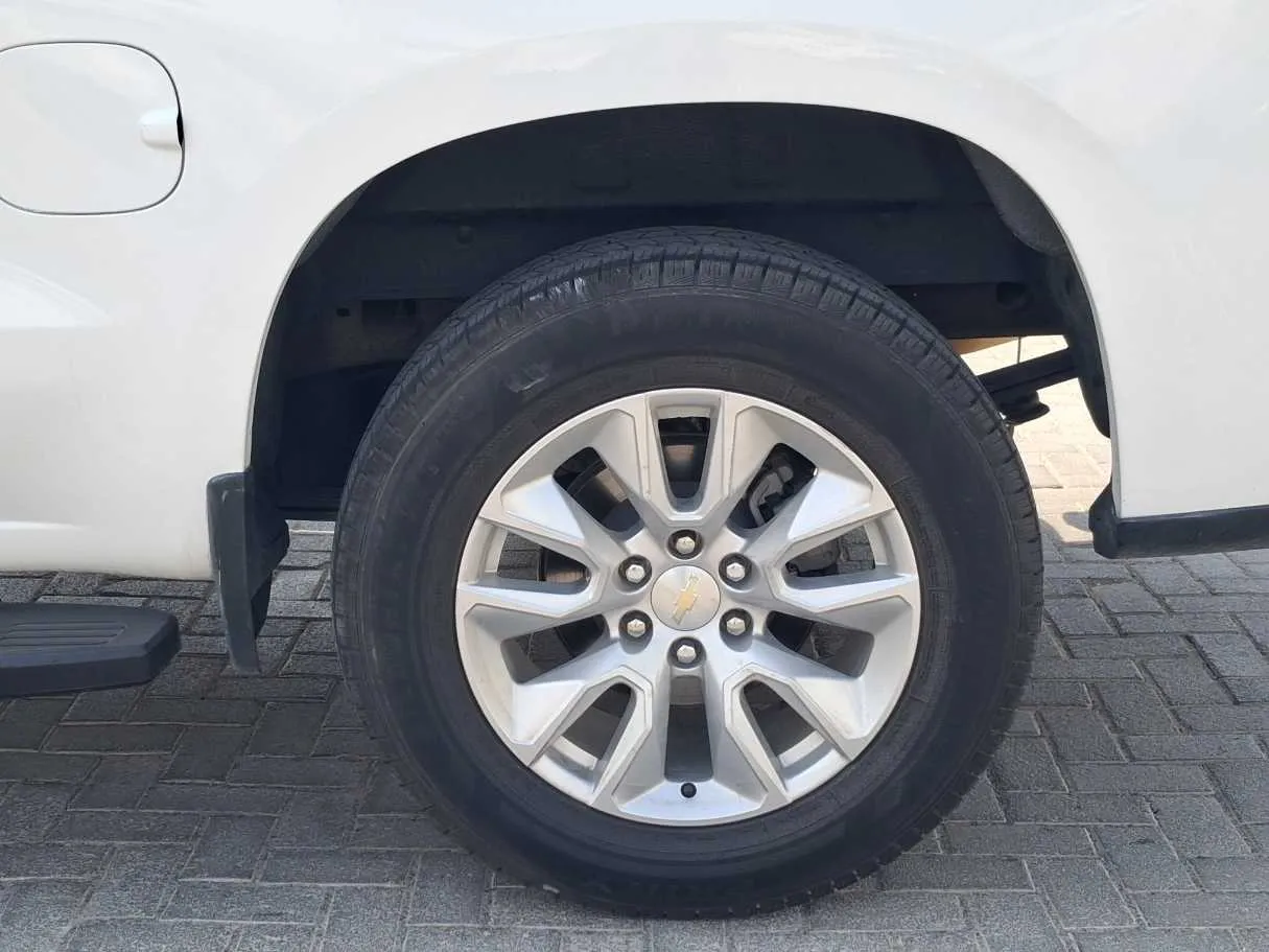 Car image 9