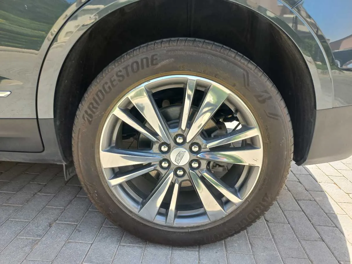 Car image 9