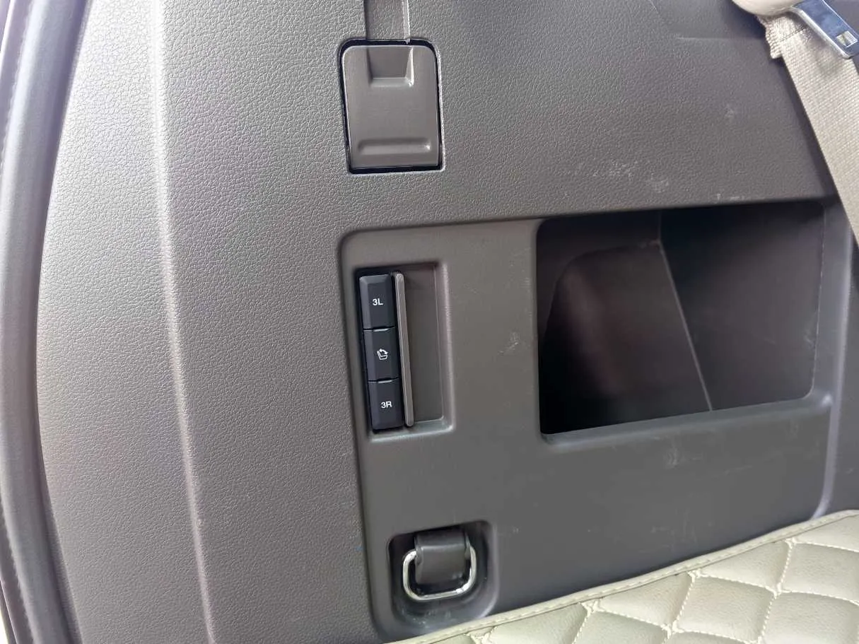 Car image 40