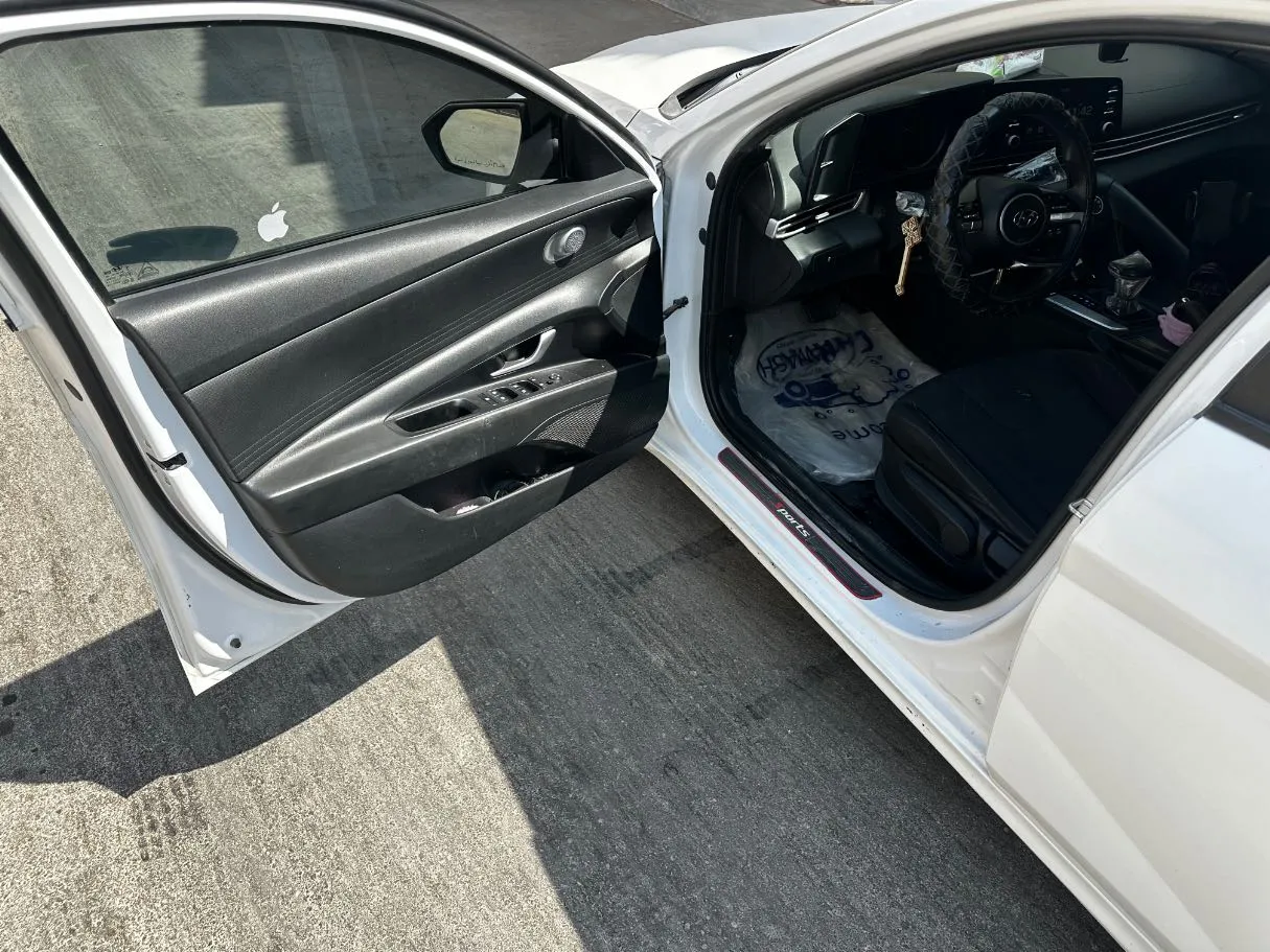 Car image 11