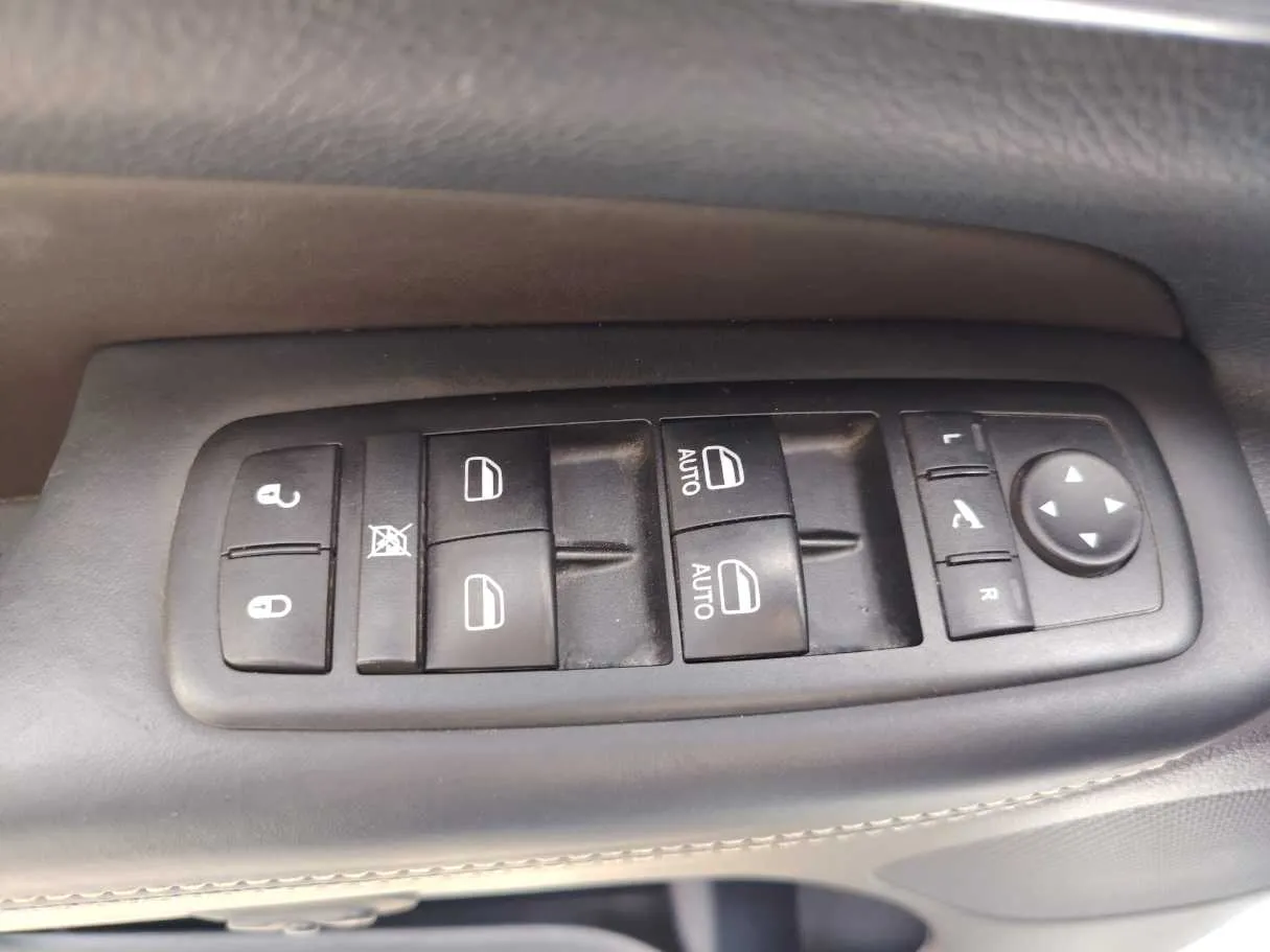 Car image 28