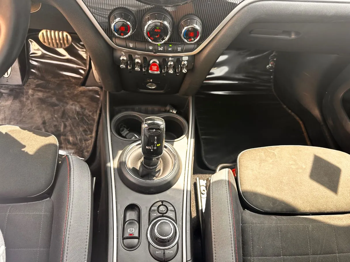 Car image 18