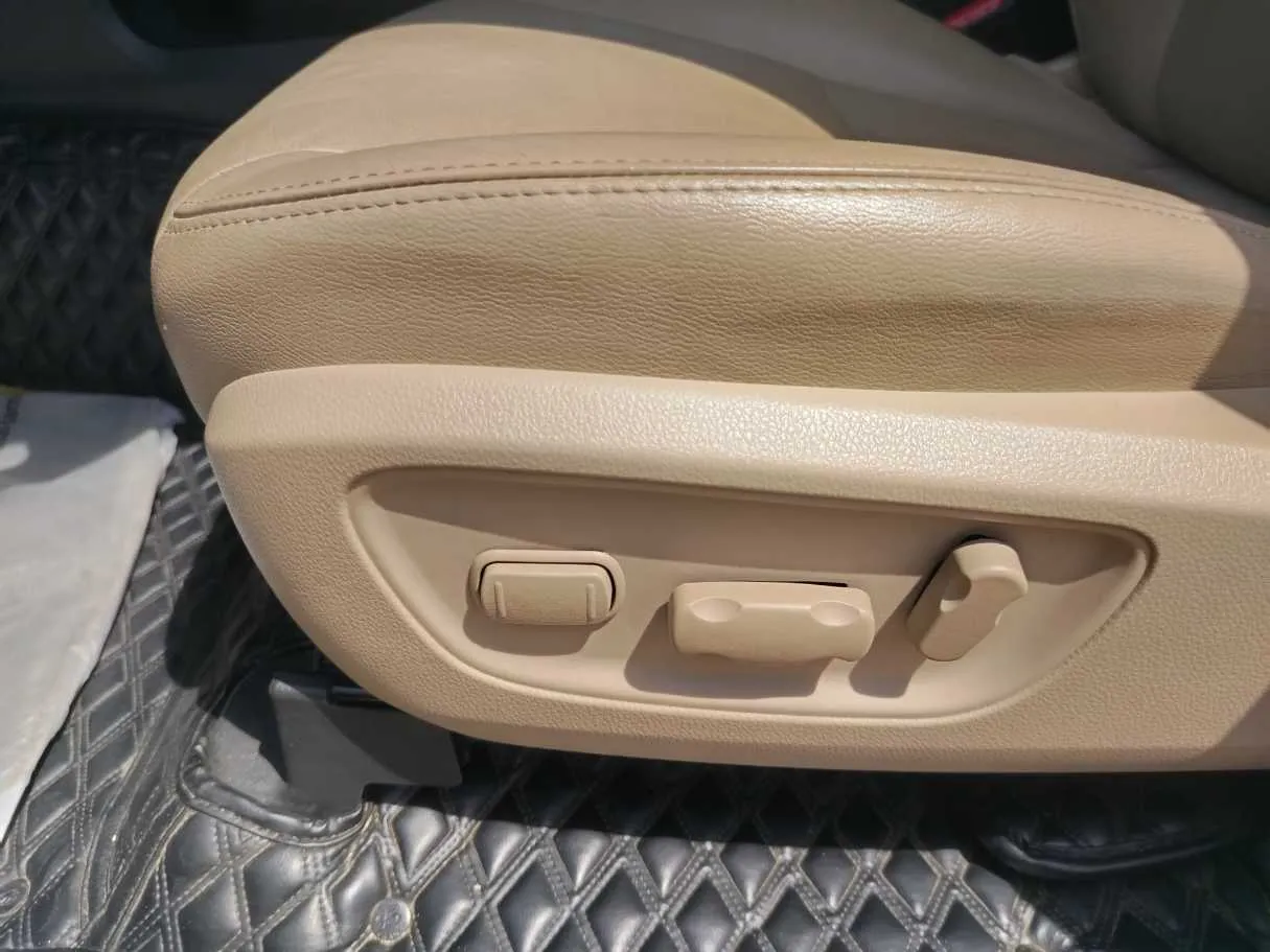 Car image 32
