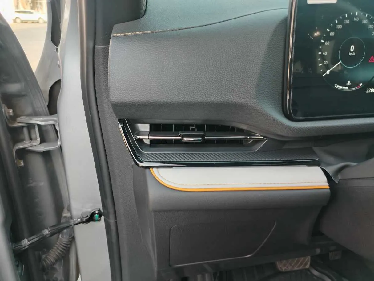 Car image 31