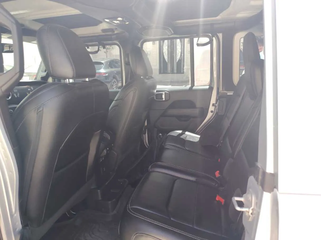 Car image 14