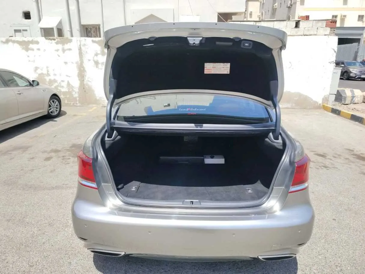Car image 30