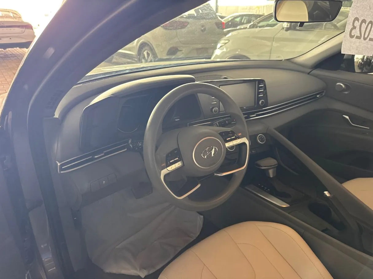 Car image 14