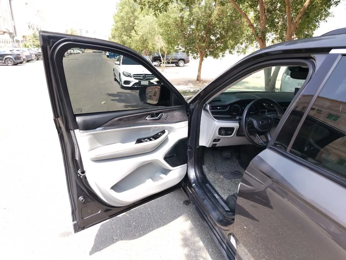 Car image 11