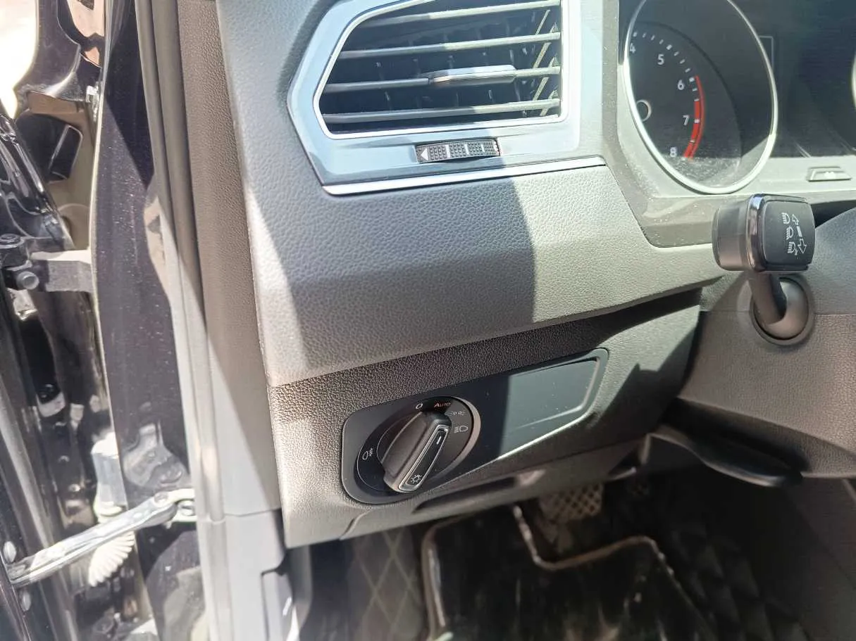 Car image 27