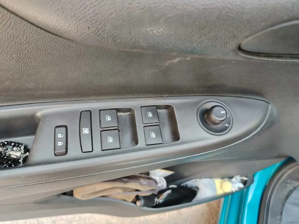Car image 32