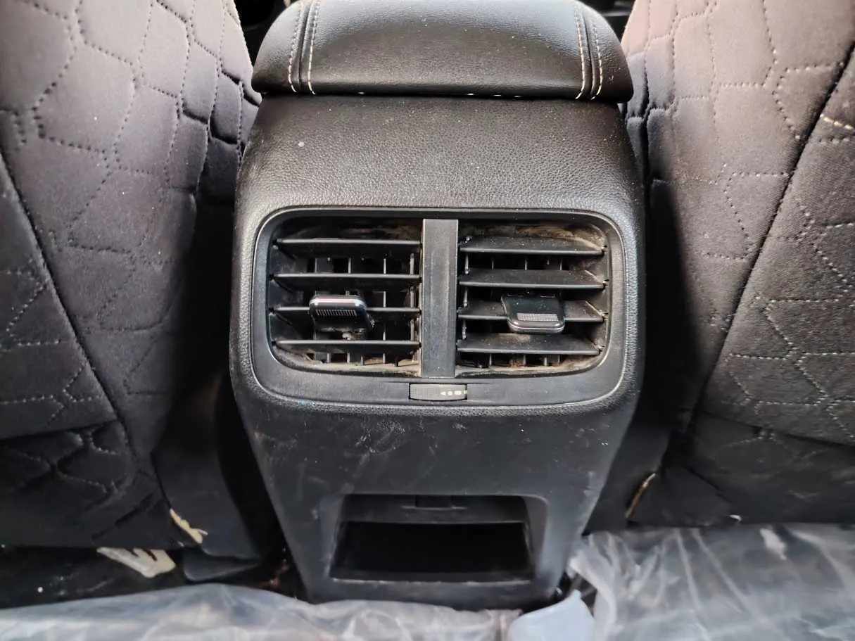 Car image 27