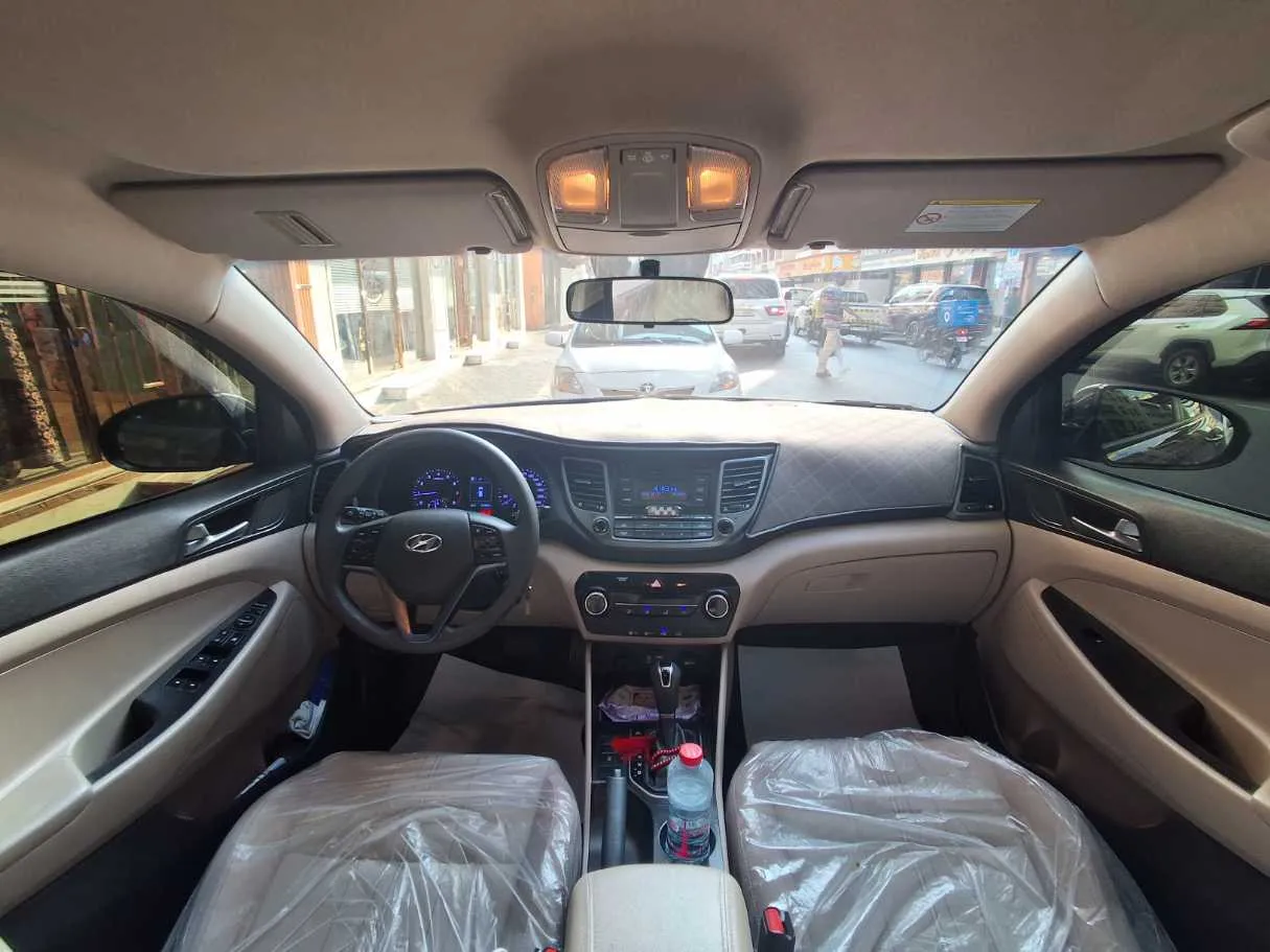 Car image 14