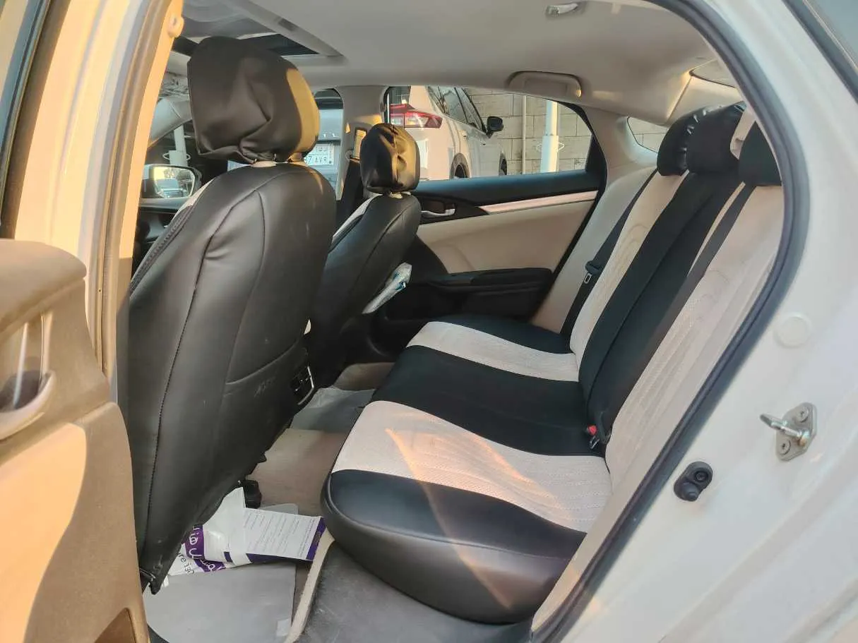 Car image 19