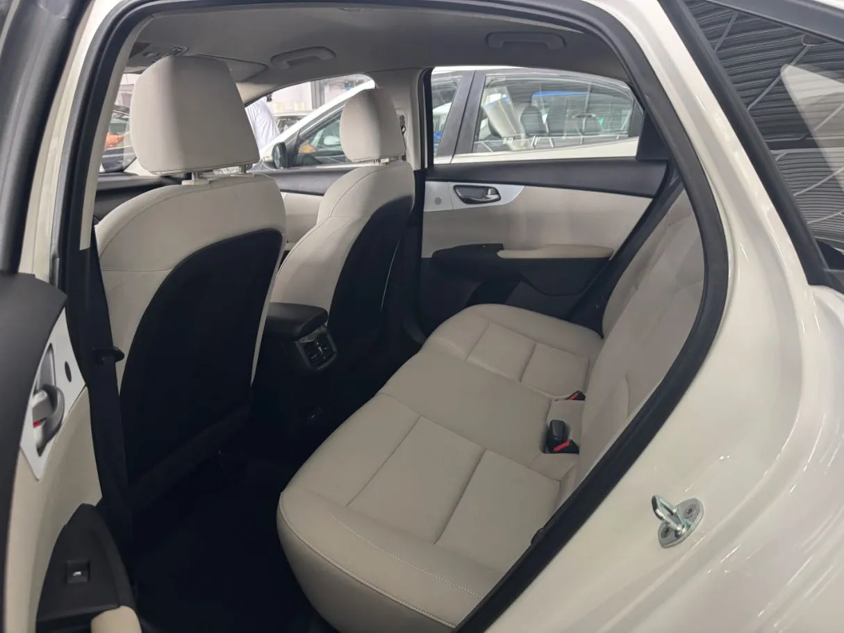 Car image 14