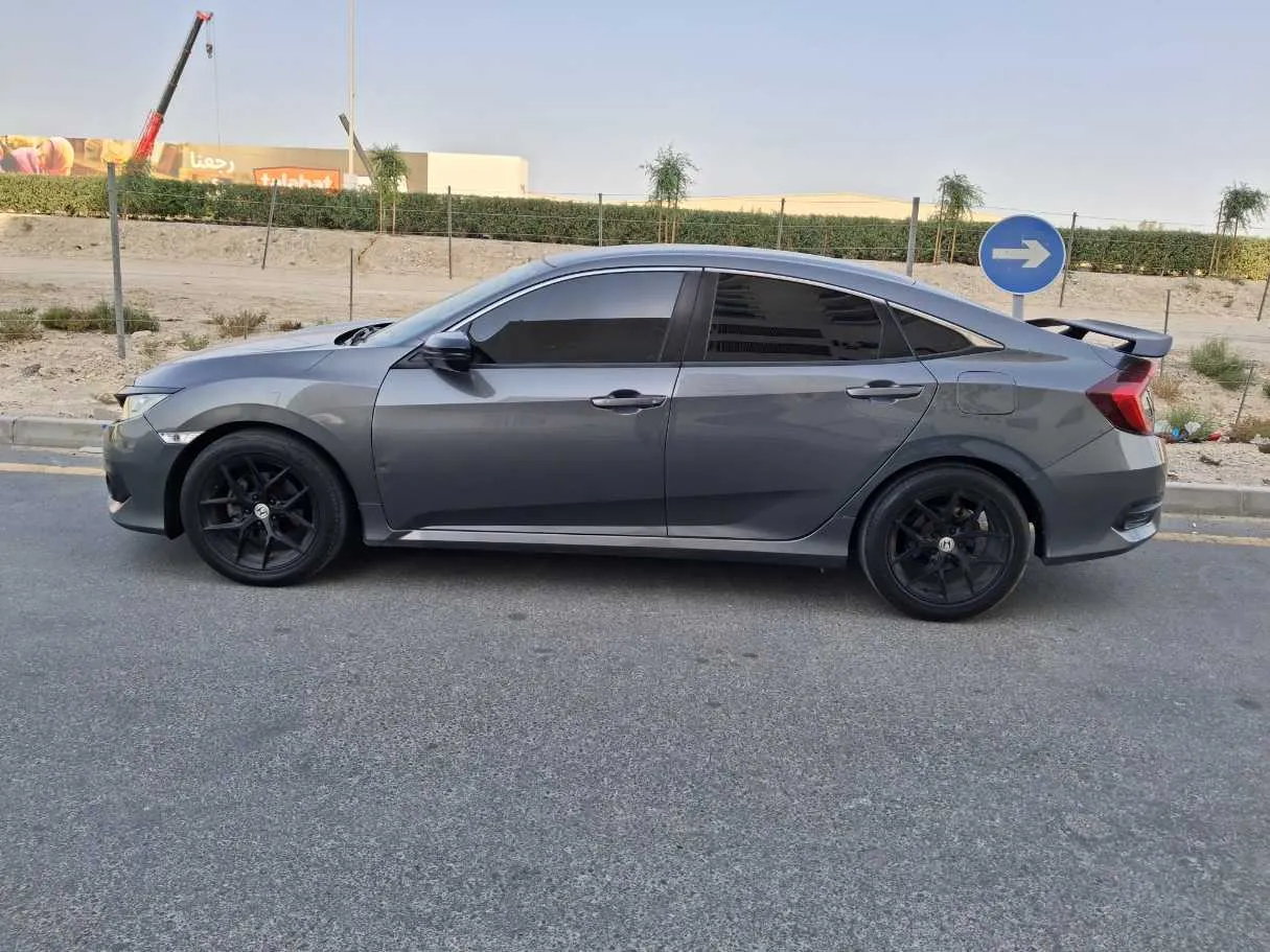 Car image 4