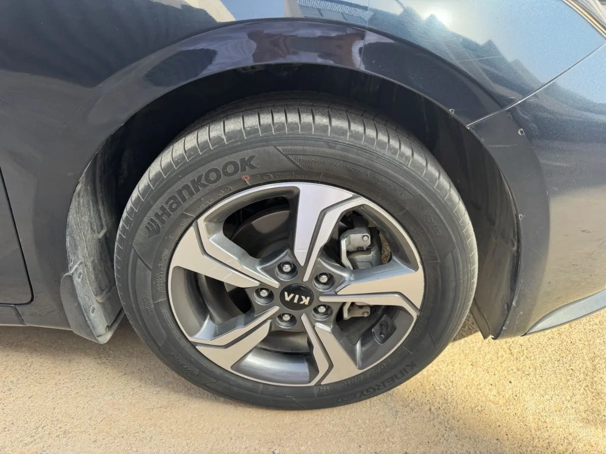 Car image 9