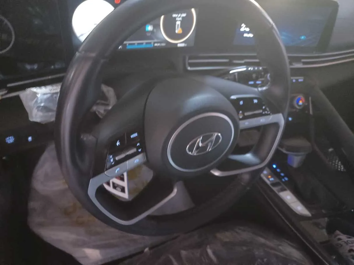 Car image 19