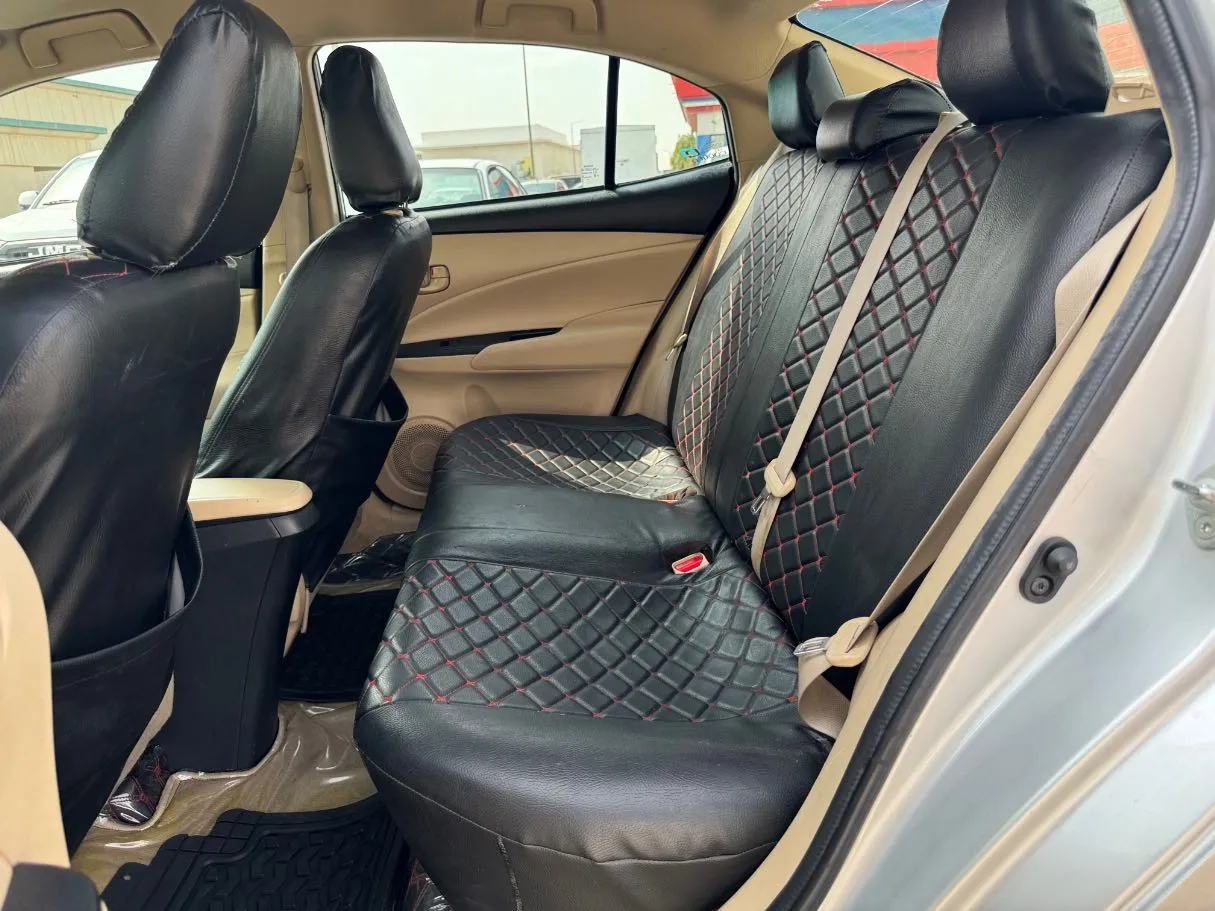 Car image 14