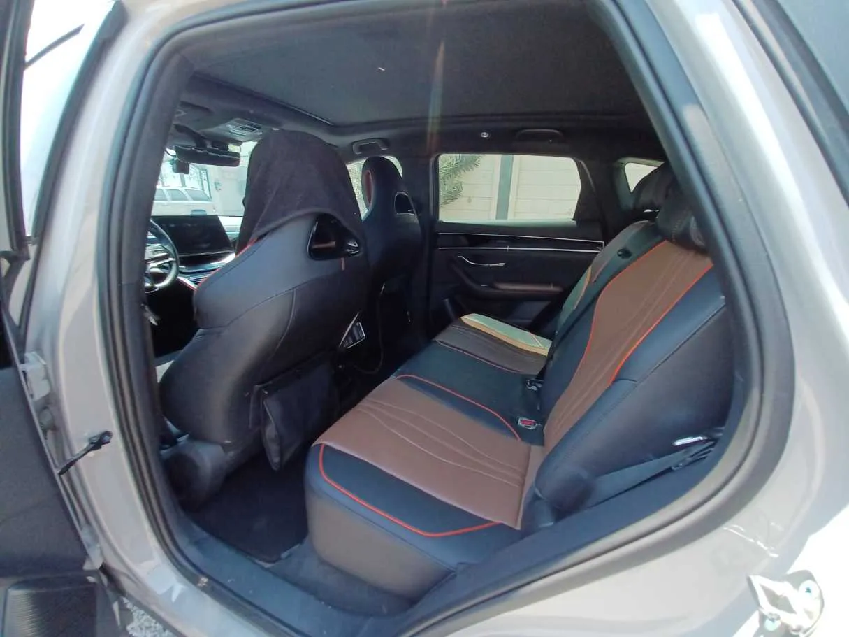 Car image 12