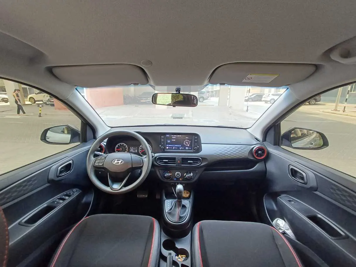 Car image 17