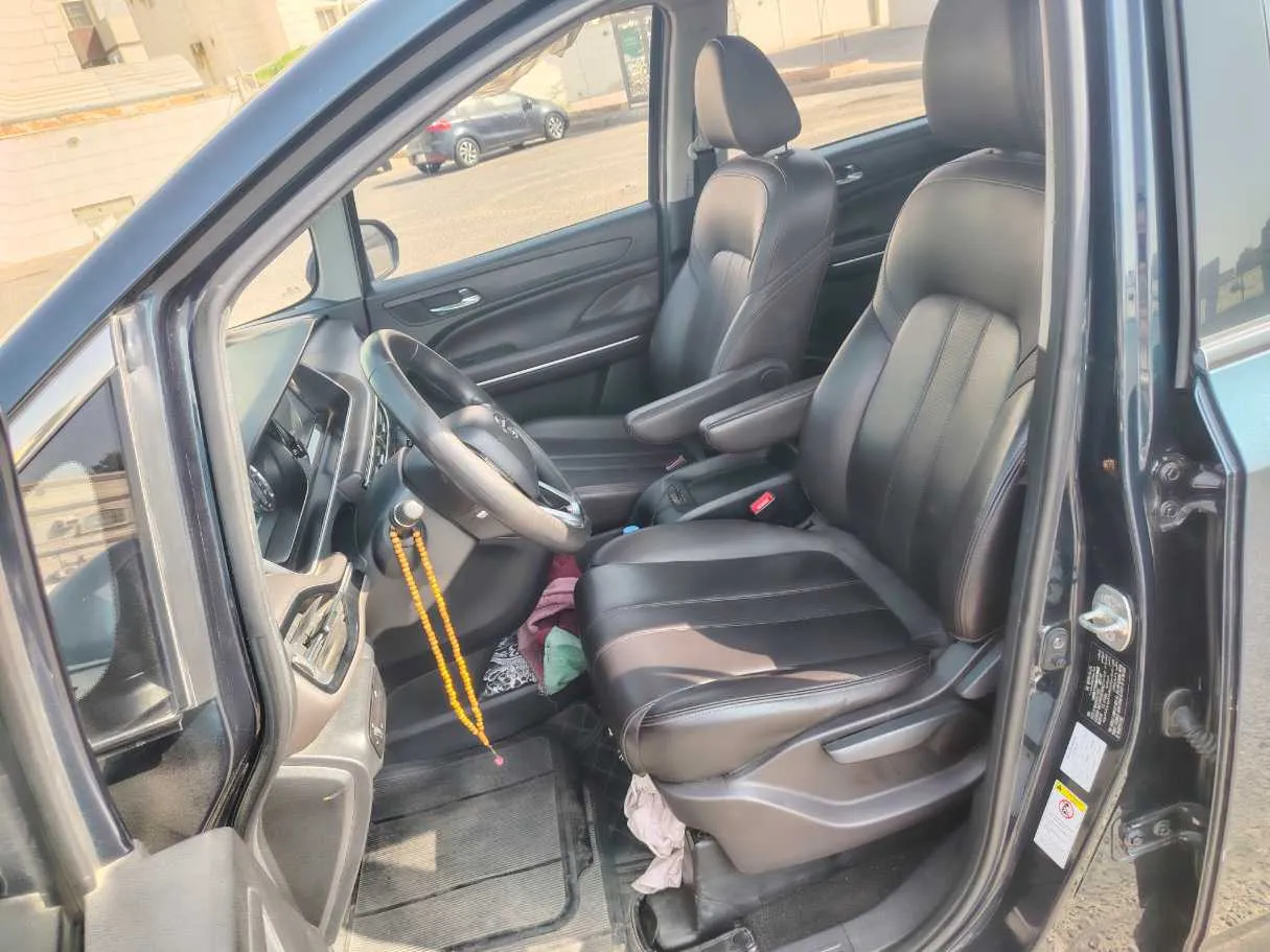 Car image 13