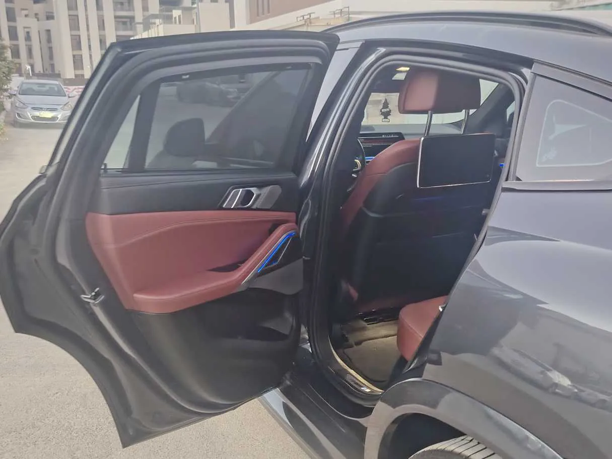 Car image 15