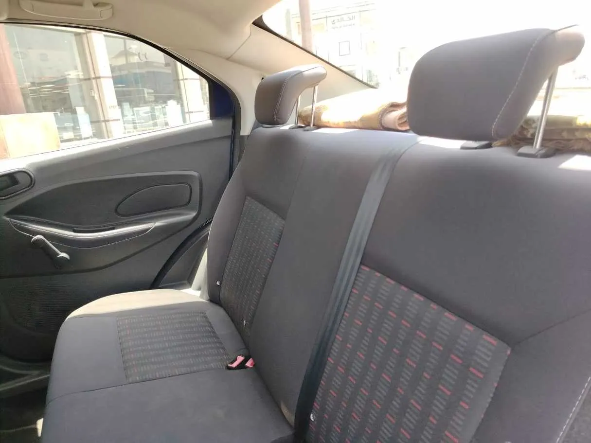 Car image 17