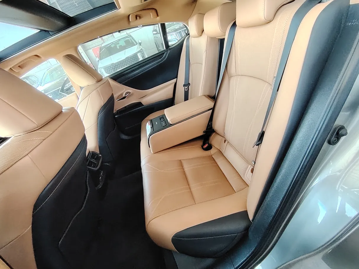 Car image 23