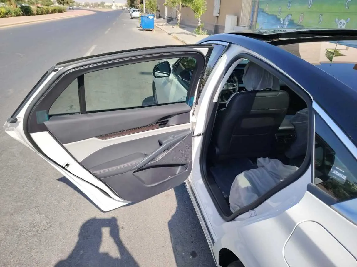 Car image 16
