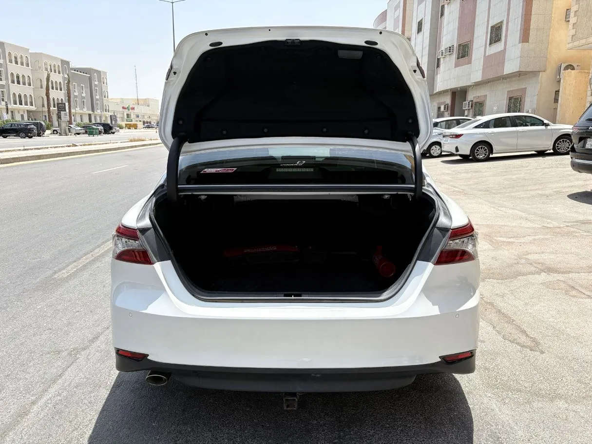 Car image 25