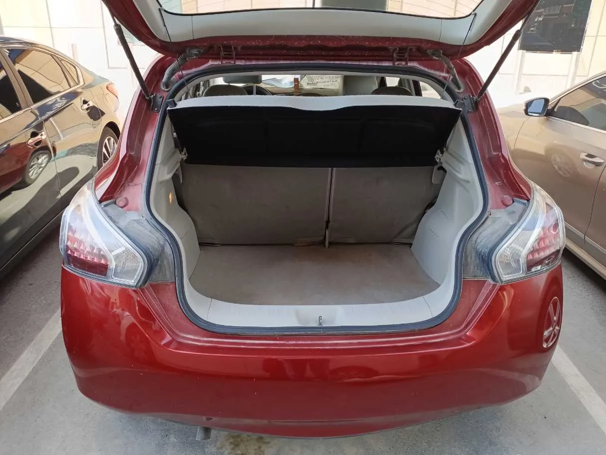 Car image 19