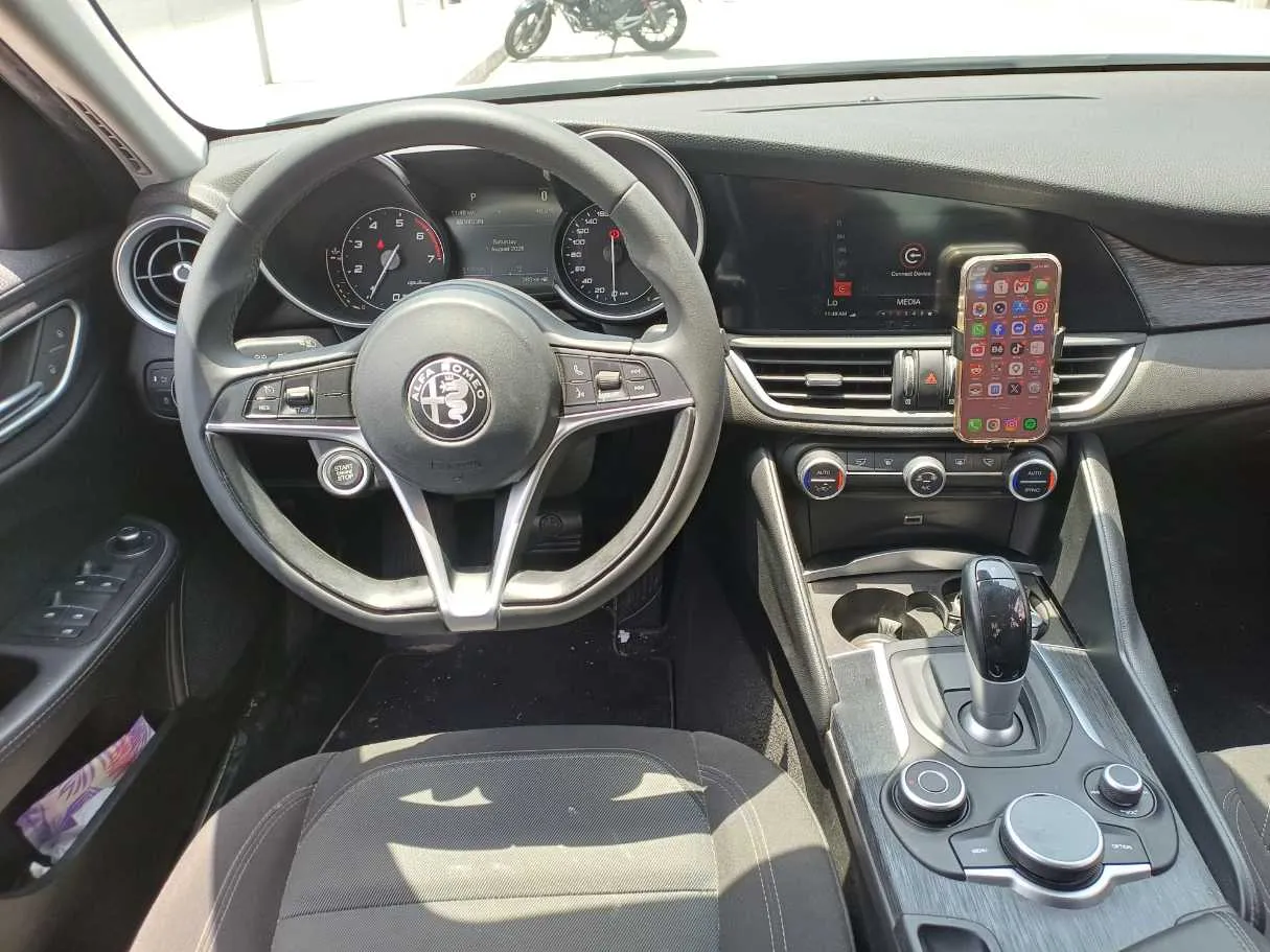 Car image 17