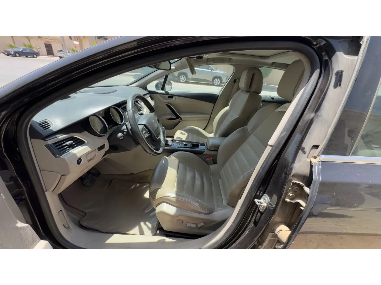 Car image 10